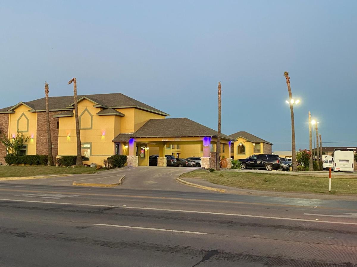Country Hill & Hotel