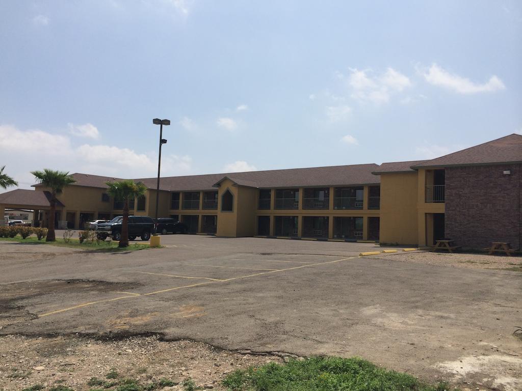 Country Hill & Hotel Eagle Pass